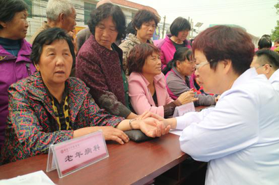 西安市中医医院赴长安区开展健康扶贫活动，将健康咨询送到村民家门口